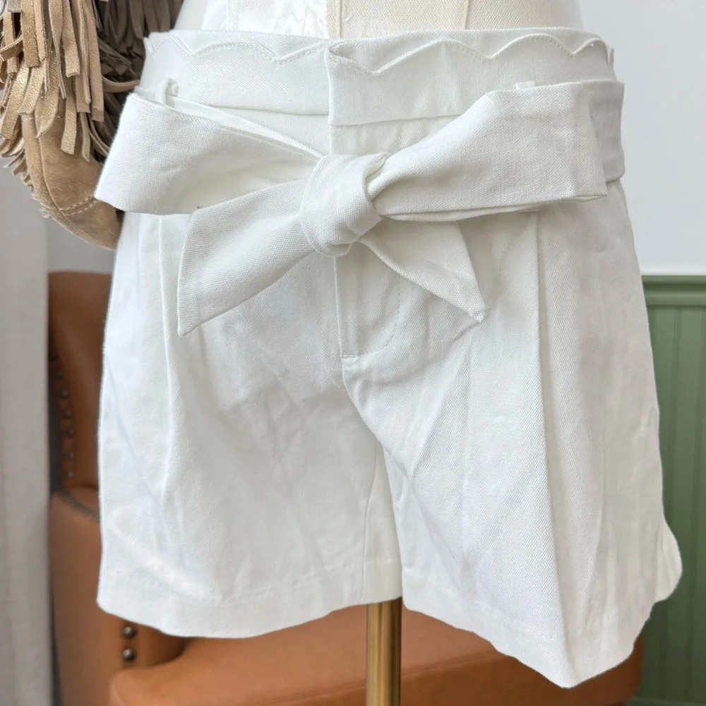 Banana Republic White Belted Scallop waist shorts size US 0 NWT